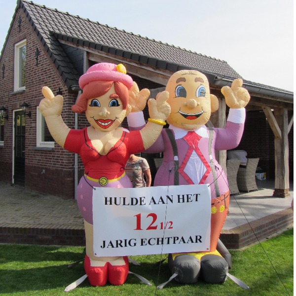 Jubiliumpoppen echtpaar feestend groot te huur